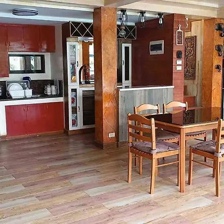Delia'S Guest House